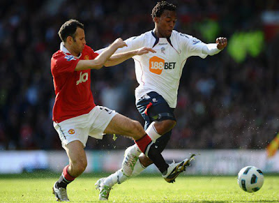 Ryan Giggs vies Daniel Sturridge during Man Utd vs Bolton