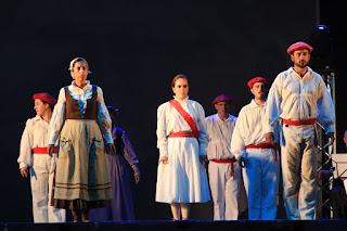 Espectáculo Gernika de los grupos de danzas de Barakaldo