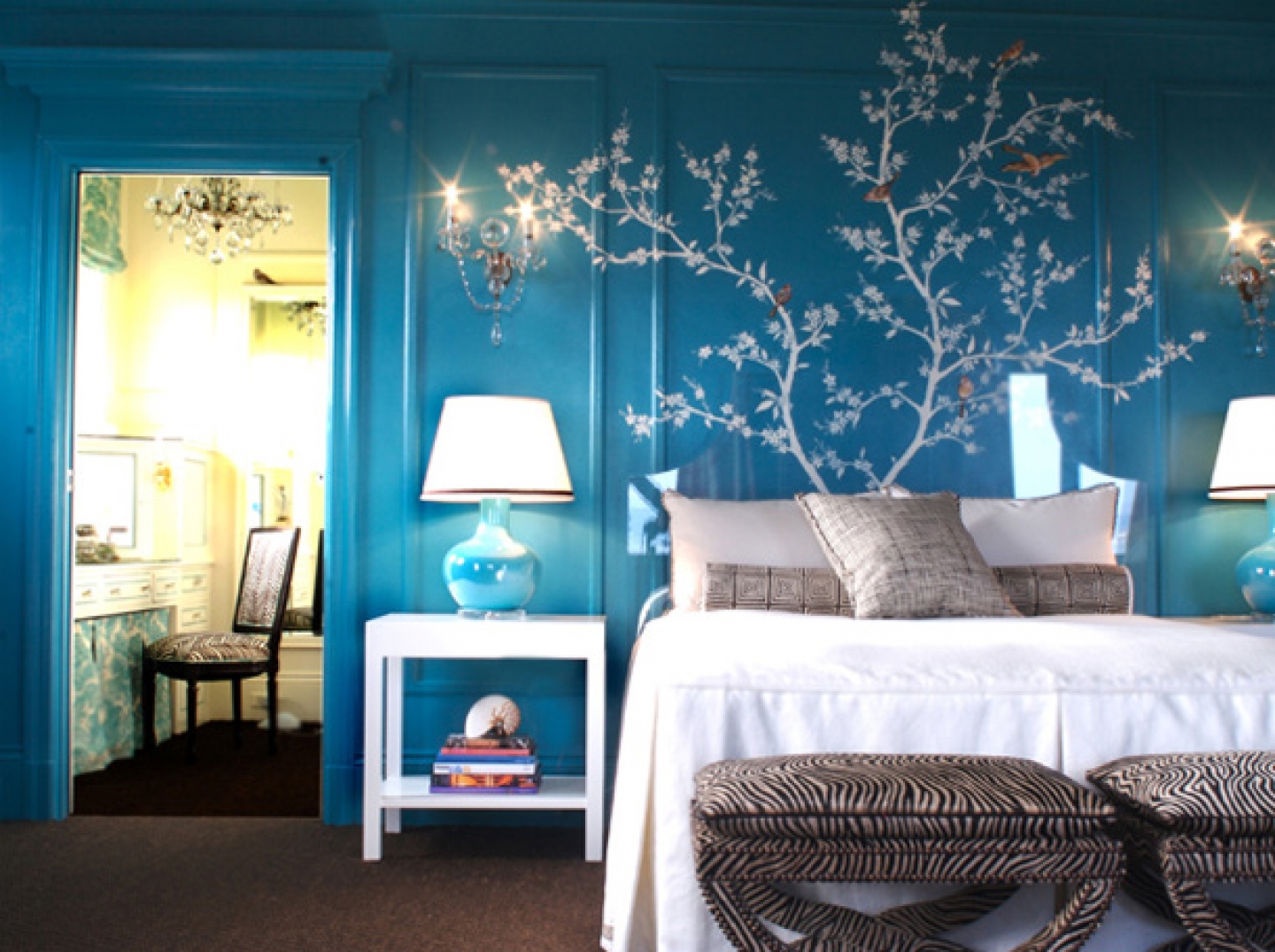 Kamar Tidur Bernuansa Biru Dengan Wallpaper Yang Cantik