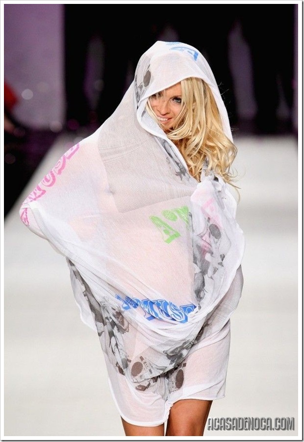 pamela_anderson_catwalk_06