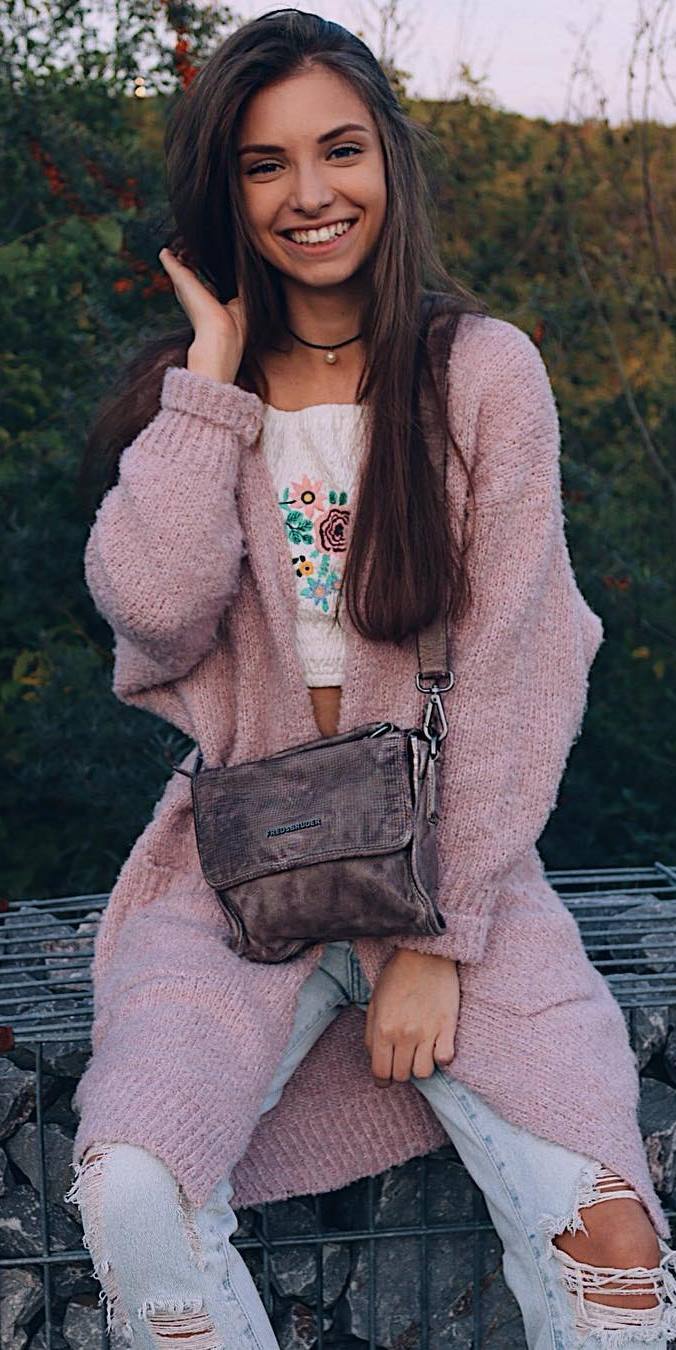 what to wear with a pink cardigan : top + bag + ripped jeans