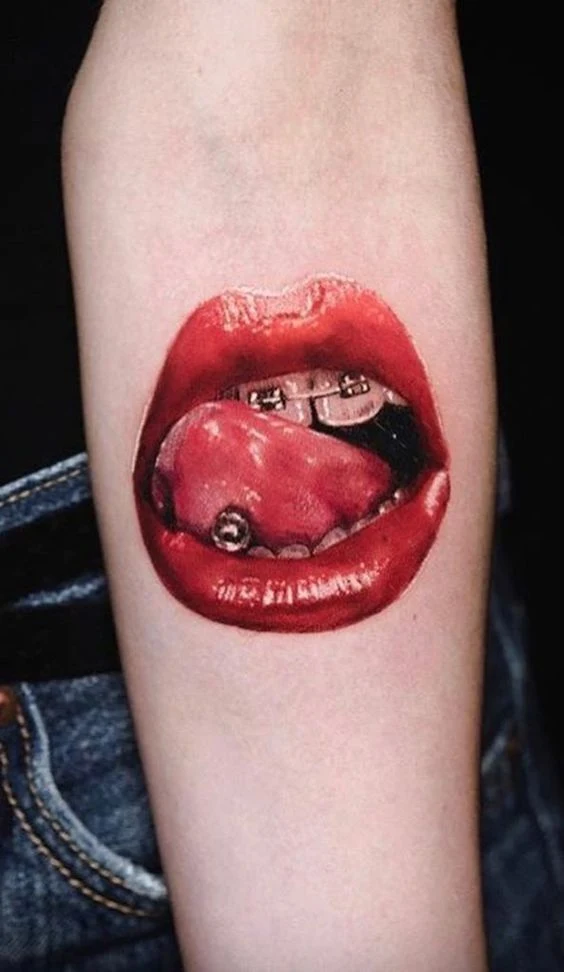 Tatuaje de Los labios sensuales de una jovencita