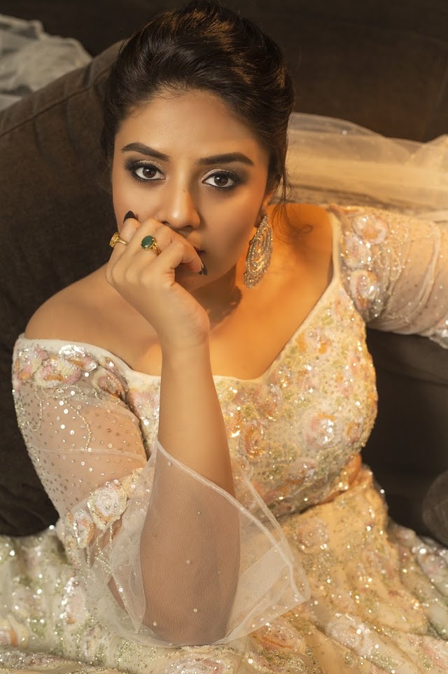 Sreemukhi Looking Hot And Sexy for New Clicks