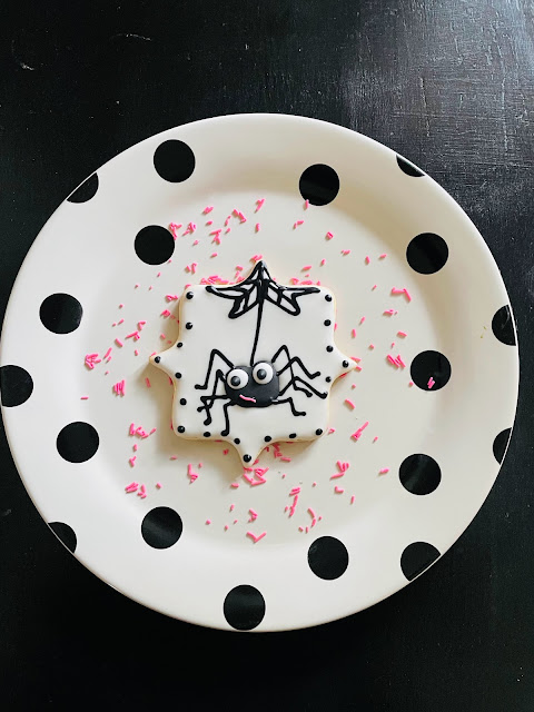Spider cookie, spider web cookie, spider web decorated cookies, cookies, decorated cookies, trick or treat cookies, decorated cookies for Halloween, Halloween cookies, Halloween decorated cookies, the cookie couture cookies