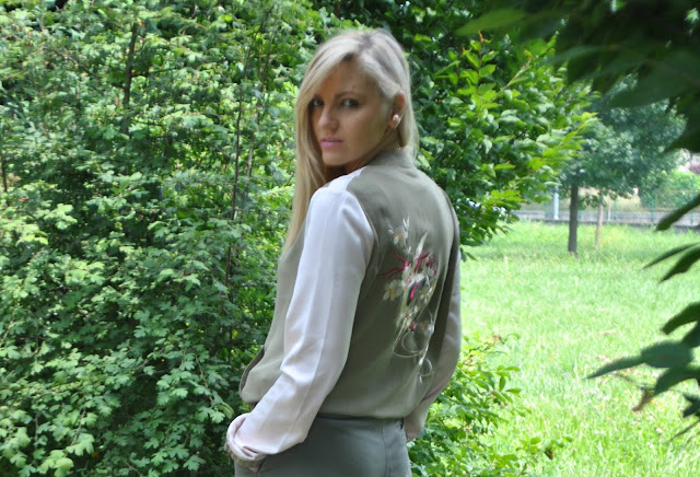 outfit stile safari bomber stile safari bomber ricamato outfit verde militare come abbinare il bomber come abbinare il verde militare mariafelicia magno fashion blogger colorblock by felym blog di moda blogger italiane di moda outfit 19 giugno 2015 outfit giugno outfit estivi outfit estivi donna fashion bloggers italy blonde hair blonde girl italian girl blondie ragazze bionde summer outfits varsity jacket how to wear varsity jacket shorts and heels how to wear shorts and heels