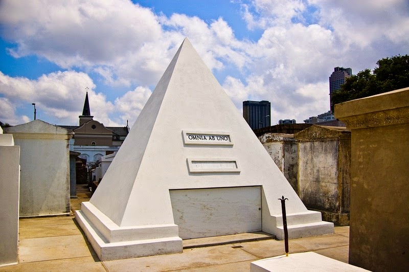 nicholas-cage-tomb-4