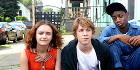 Fotograma de la película con Raquel, Greg y Earl mirando a cámara