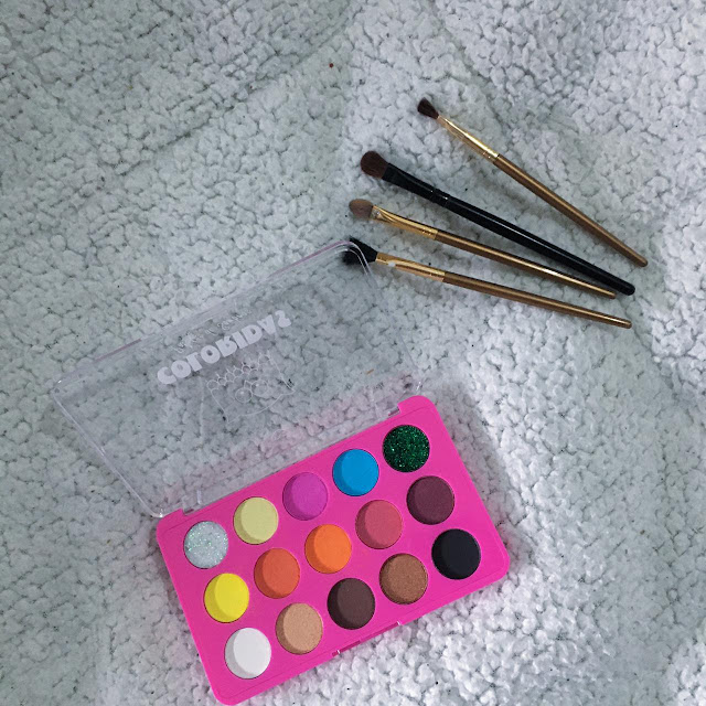 Fundo branco com uma paleta de sombras com 15 cores