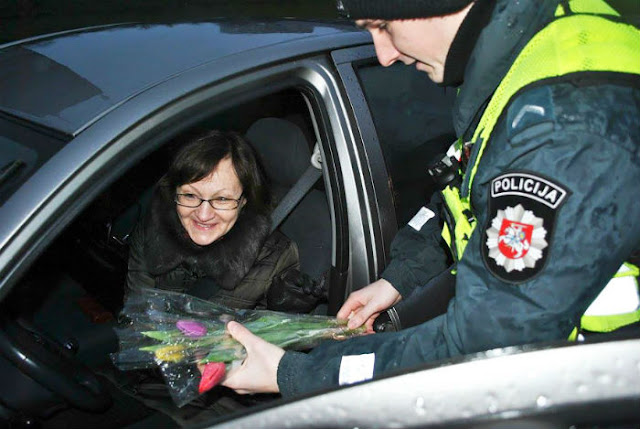 Policiais lituanos entregam flores no Dia Internacional da Mulher