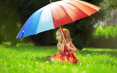 babyin-red-frock-with-umbrella-walls-pics-dps