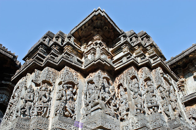 View of the sculptures on the walls of Hoysaleshwara temple