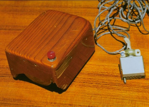 Tetikus (mouse) komputer Pertama  buatan Dr. Douglas C. Engelbart