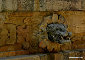 A divindade Quetzalcóatl (a serpente emplumada) representada em seu templo, em Teotihuacán