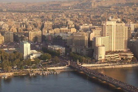 مشهد أسطوري للتحرير وكوبري قصر النيل من أعلى برج القاهرة
