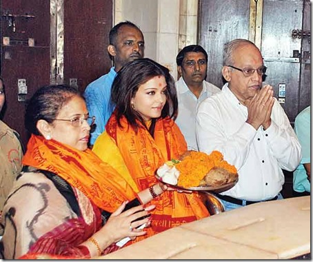 Aishwarya Rai Bachchan at Siddhivinayak Temple[1]