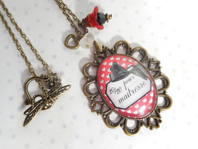 http://www.alittlemarket.com/collier/fr_collier_vintage_bronze_cabochon_verre_20_20_pour_maitresse_blanc_noir_rouge_ecole_coeur_-14882155.html