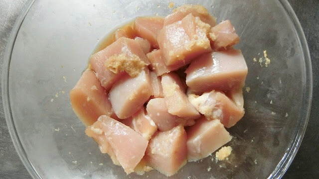 鶏肉を一口サイズ（約3センチ大）に切り、ボウルに入れたら【下味】調味料を加えて全体をもみ込みながら味を馴染ませたらラップをし、30分～ひと晩冷蔵庫で休ませます。