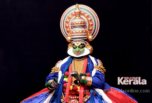 Kalamandalam Gopi (left) as Bahukan in Kathakali Play Nalacharitham (file photo by Welcome Kerala Magazine)  