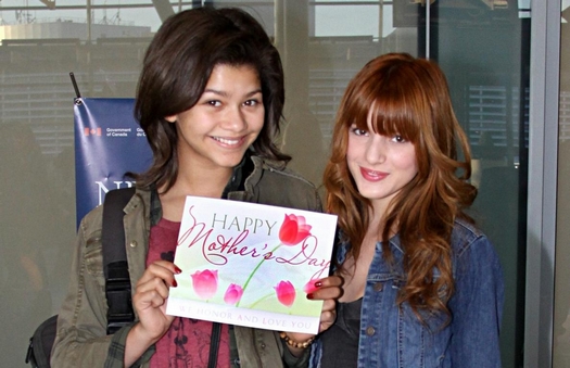 Zendaya and Bella Thorne with a sign in his hand wish Happy Mother's Day