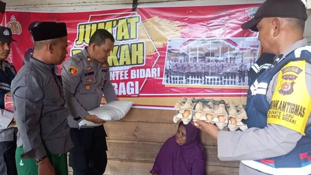 Jumat Berkah, Polsek Pantee Bidari Polres Aceh Timur Berikan Sembako kepada Warga yang Sakit
