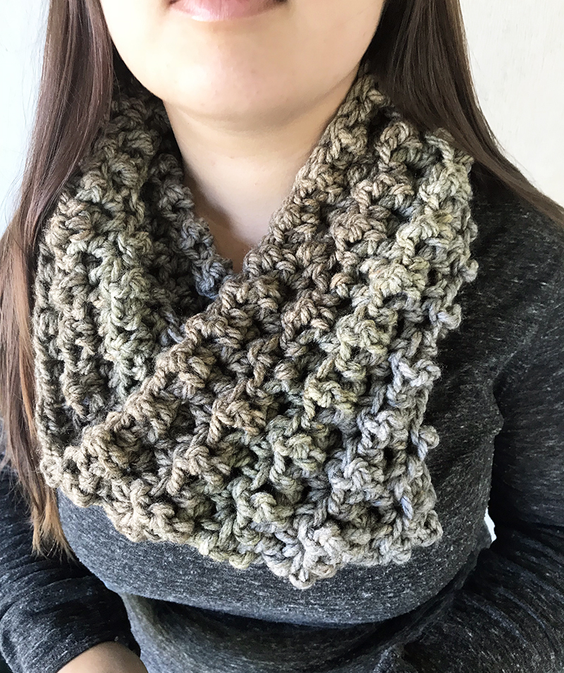 Quick & Easy Chunky Cowl - Free Crochet Pattern - Maria's Blue Crayon