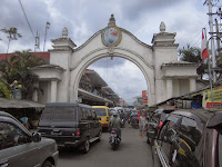 Gambar gerbang depan Pasar Klewer