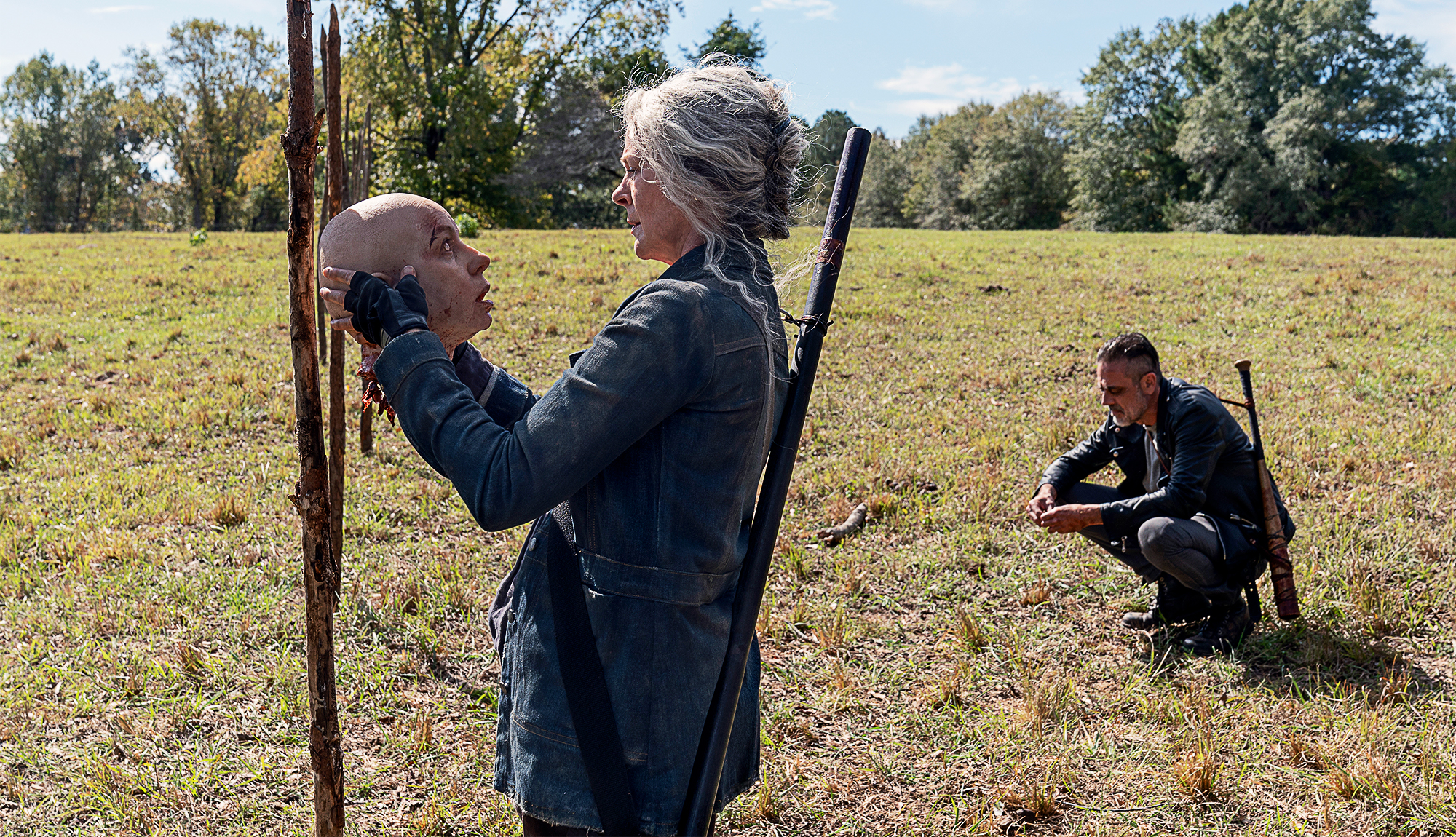 Carol sujeta la cabeza de Alpha en The Walking Dead