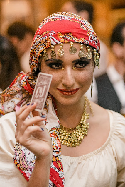 Atrações impactantes com tema circo para sua festa de casamento, na imagem cigana lendo as cartas.
