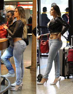 Andressa Urach no aeroporto de calça Jeans