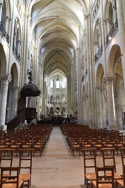Vue de la grnade nef et de son architecture gothique