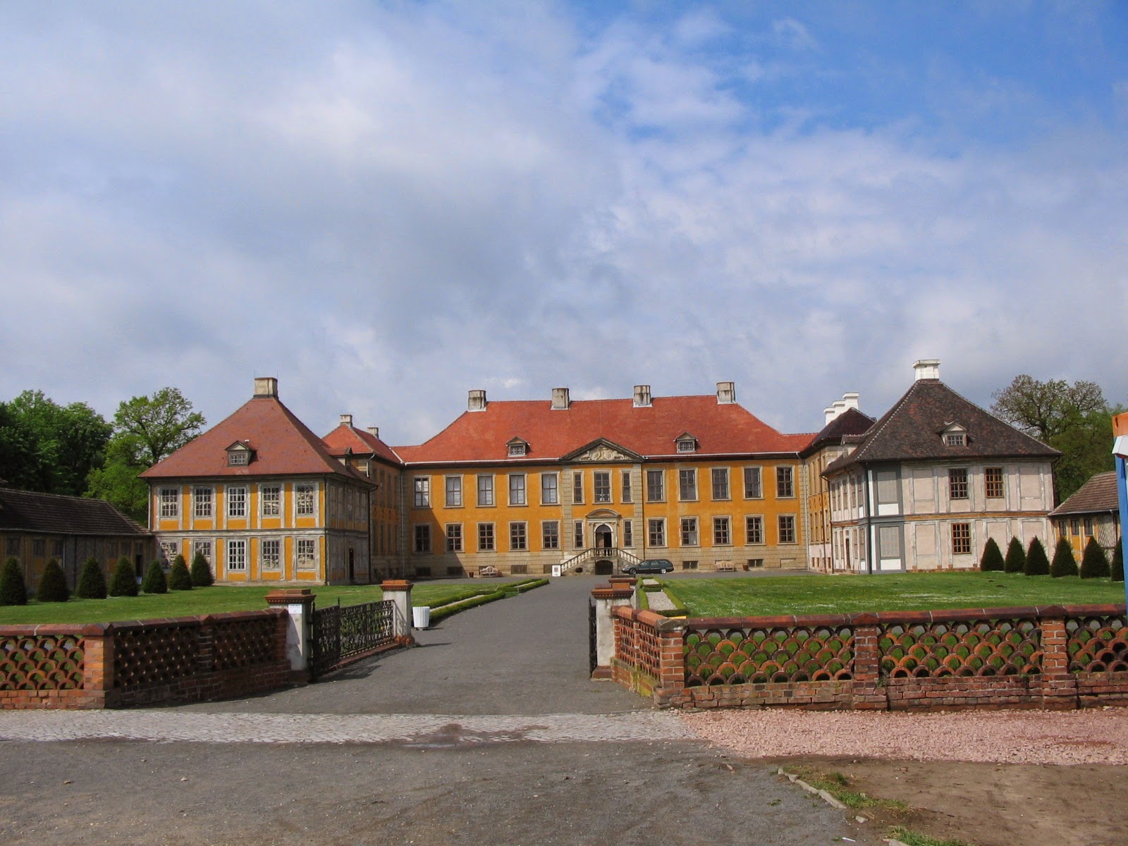 Schloss Oranienbaum Ehrenhofseite