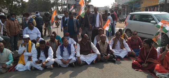 किसानों के समर्थन में कांग्रेस द्वारा चक्का जाम कर विरोध प्रदर्शन 