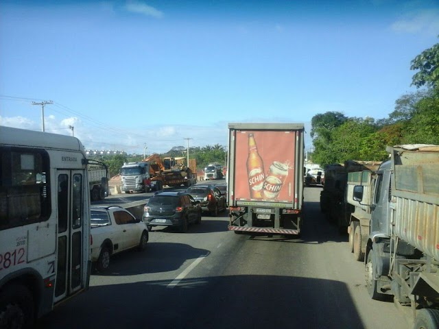 Caminhoneiros bloqueiam rodovias durante manifestações