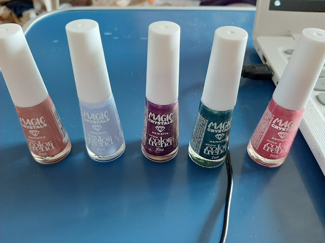 Picture of the 5 bottles of the nail enamel of the limited edition collection  Magical Crystal from Avon light salmon, light blue, purple, dark green, dark salmon