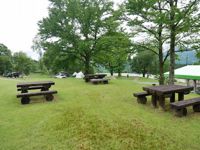 立山山麓家族旅行村 ベンチとテーブル