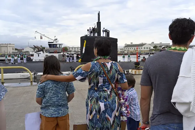 El submarino clase Los Ángeles USS Topeka regresó de un despliegue de casi siete meses.