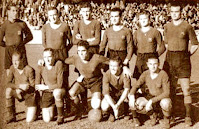 F. C. BARCELONA. Temporada 1944-45. Velasco, Raich, Sans, Elias, Gonzalvo II y Curta; Sospedra, Escolá, Mariano Martín, César y Valle. R. C. DEPORTIVO DE LA CORUÑA 1 (Reboredo) BARCELONA 2 (Martín y Escolá). 26/11/1944. Campeonato de Liga de 1ª División, jornada 10. La Coruña, estadio Nuevo Riazor. El Barcelona, con Samitier de entrenador, fue Campeón de Liga