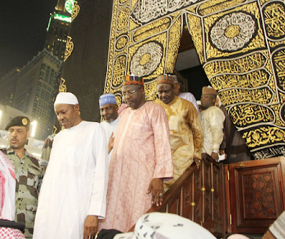 PMB in Mecca with his entourage at Kaaba