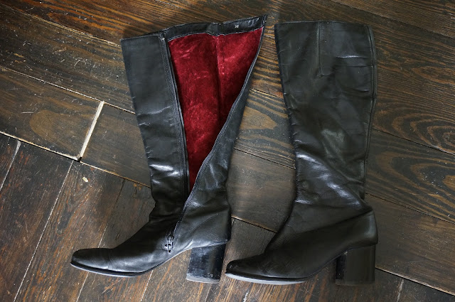 des bottes en cuir noir , doublées en fausse fourrure rouge  70s black gogo boots faux fur red lining