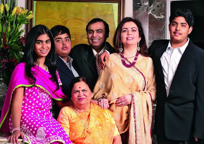 मुकेश अंबानी और उनके परिवार की शानदार जीवन शैली देखें।Check out the luxurious lifestyle of Mukesh Ambani and his family.