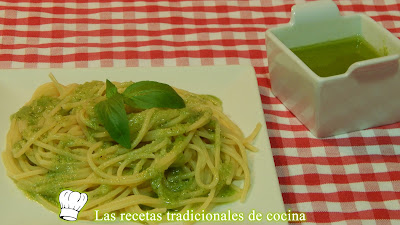 Espaguetis con salsa al pesto