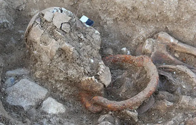 Συγκλονιστικές εικόνες: Ανακαλύφθηκε ομαδικός τάφος σκλάβων από την ρωμαϊκή εποχή
