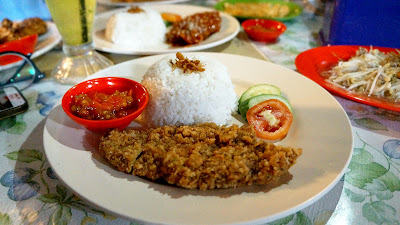 Ayam Katsu warong Kak Ros di Sintang