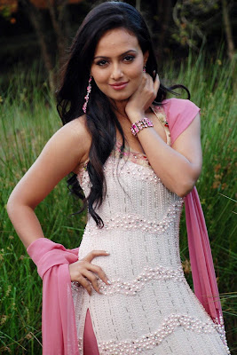 actress sana khan hot pics