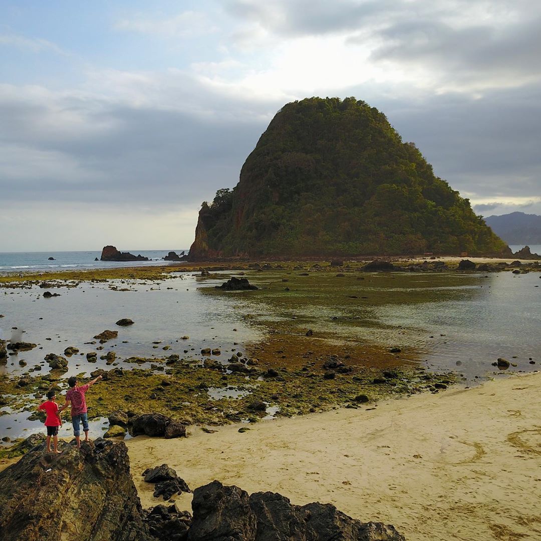 Harga Tiket Masuk Pantai  Pulau Merah Terbaru Di Banyuwangi 