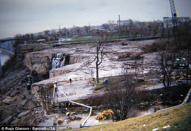 Foto Langka Saat Air Terjun Niagara Mengering [ www.BlogApaAja.com ]