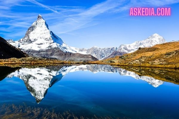 ماترهورن Matterhorn - سويسرا ( هي قمة جبلية في جبال الألب السويسرية تشتهر بشكلها الهرمي المميز وتعد من أعلى القمم في أوروبا - حيث تجذب متسلقي الجبال والسياح من جميع أنحاء العالم )