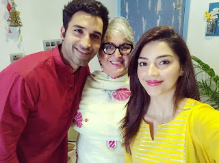 Mehreen Pirzada with Cute and Lovely Smile with her Family 1