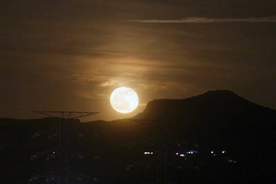 Lluna a l'esquena del Montcau - 17/4/2022 21:58 des de Manresa