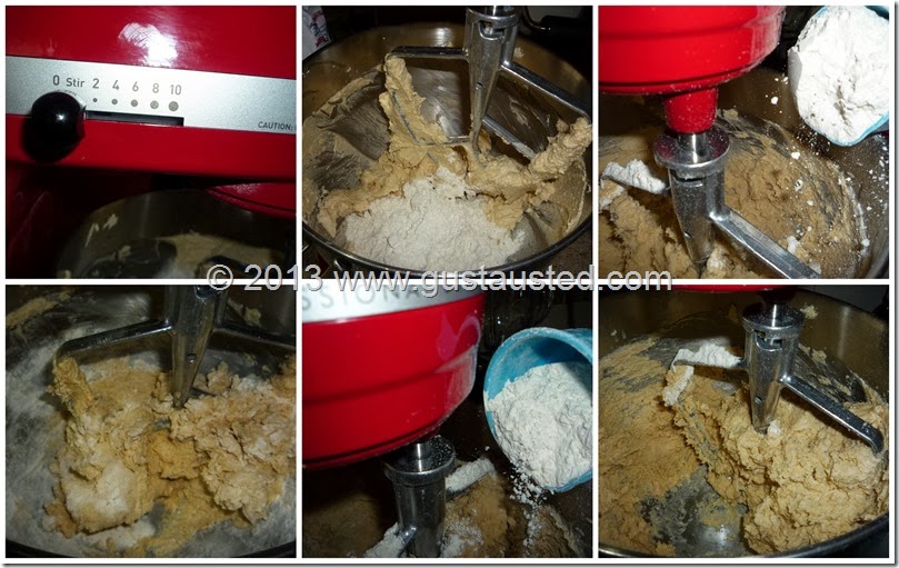 2. Baja la velocidad a "mezclar" y añade la harina alternando con cucharadas de agua